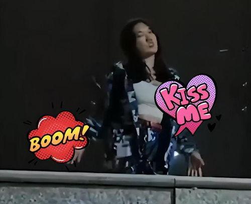 女生军训跳舞吃瓜